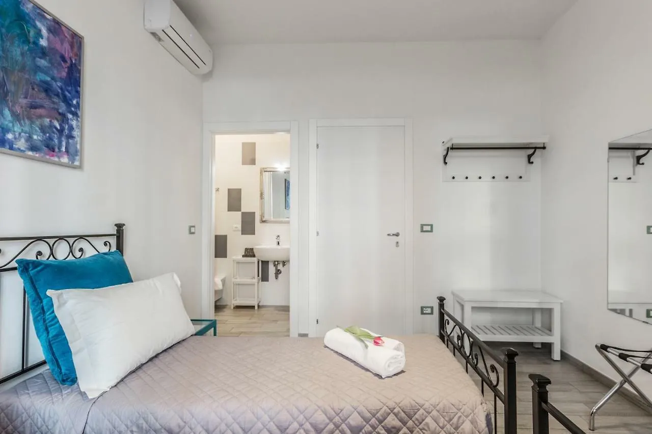 Central City Rooms Bologna 3*,