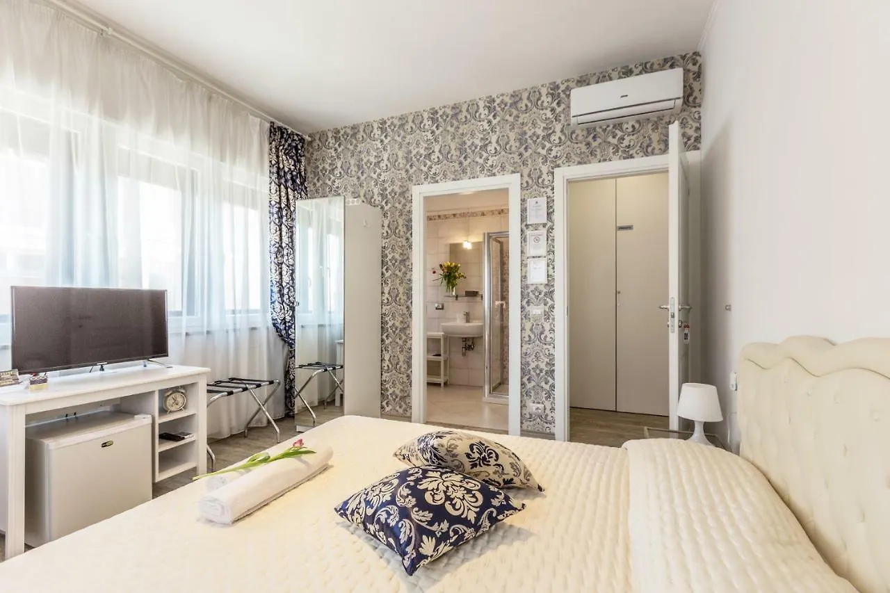Central City Rooms Bologna 3*,